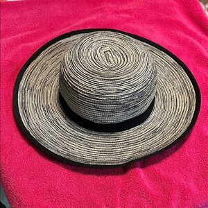 Solar Escape Elegant Black and Cream Women's Sun Hat. One Size. Never worn.